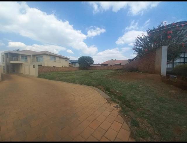 LAND FOR SALE IN RASLOUW GARDENS